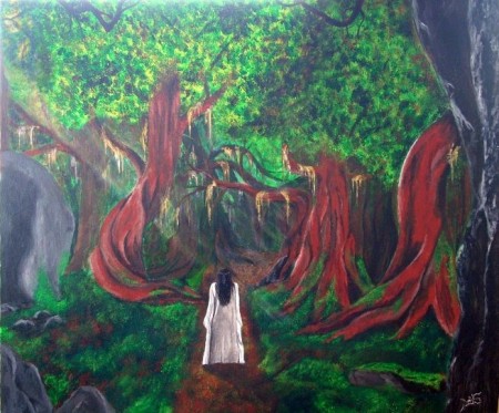 Jeune femme marchant dans la forêt